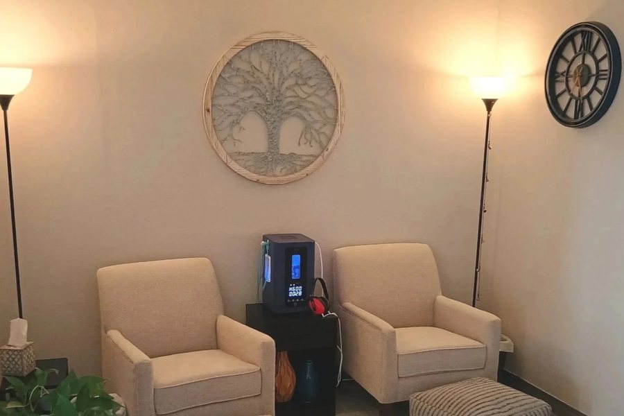 The hydrogen session area with two armchairs and the HydroHeal unit
